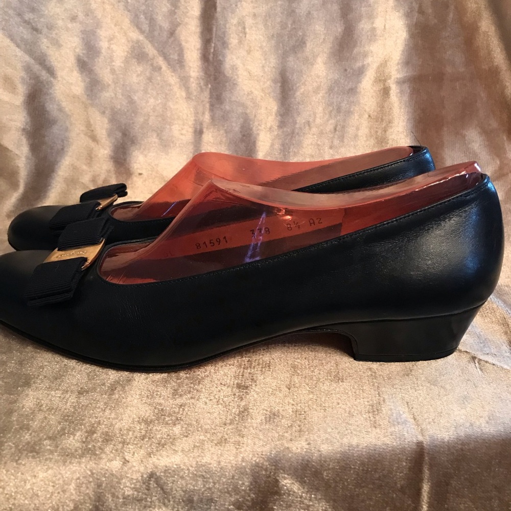 Salvatore Ferragamo Navy Vara Pump - Picture 7 of 8